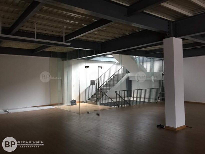 Thi công hoàn thiện vách ngăn kính văn phòng Showroom Rita Võ Depot